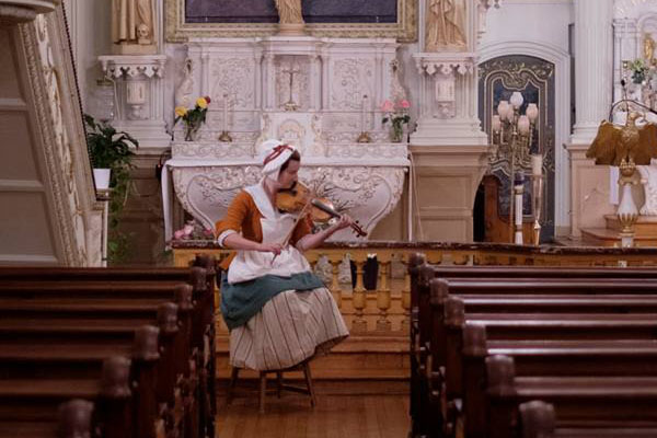 Femme jouant le violon dans une église